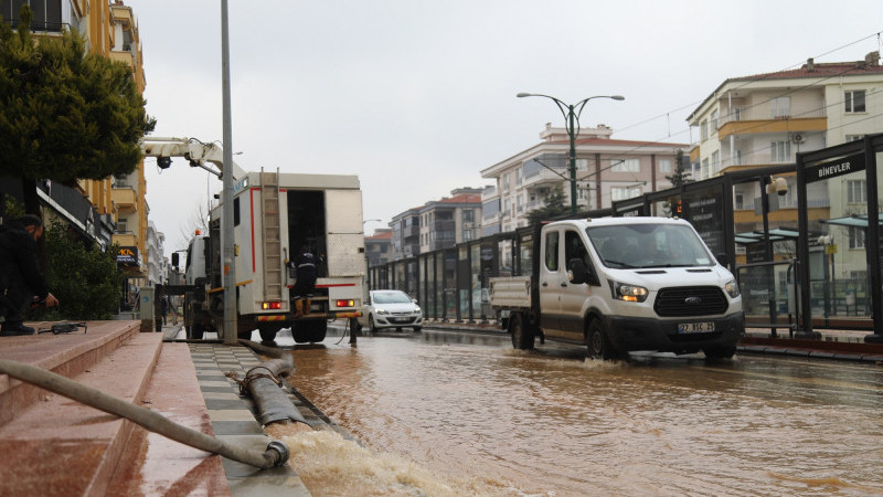 GAZİANTEP'E BİR YILDA YAĞAN YAĞMURUN DÖRTTE BİRİ DÜN GECE YAĞDI!