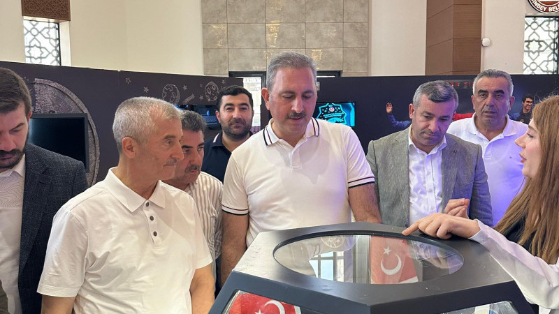 “Ufkun Ötesinde” sergisi yoğun ilgi görüyor