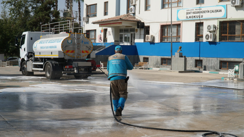 HALİLİYE BELEDİYESİ'NDEN OKULLARDA EĞİTİM ÖNCESİ TEMİZLİK SEFERBERLİĞİ