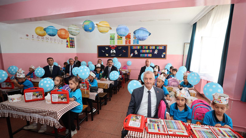 TAHMAZOĞLU’NDAN ÖĞRENCİLERE 881.000 ADET BOYAMA SETİ