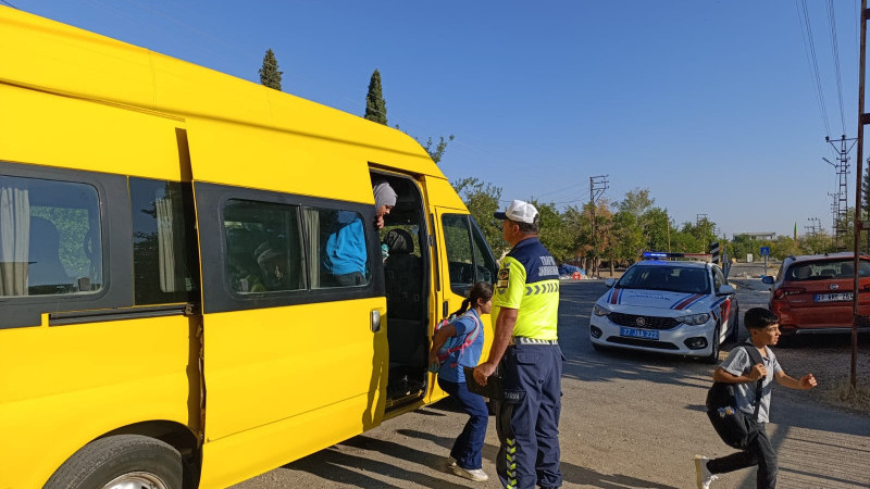 Okulların ilk gününde jandarmadan yoğun güvenlik önlemi