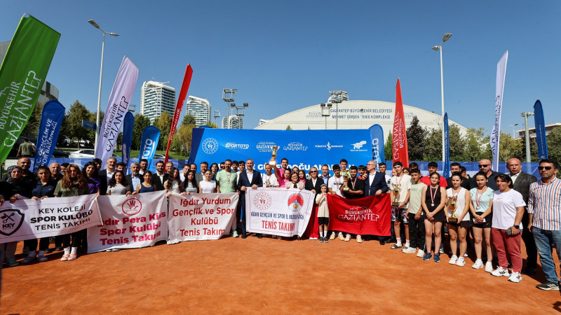 GAZİANTEP’TE TENİS ŞAMPİYONASINDA ÖDÜL TÖRENİ HEYECANI