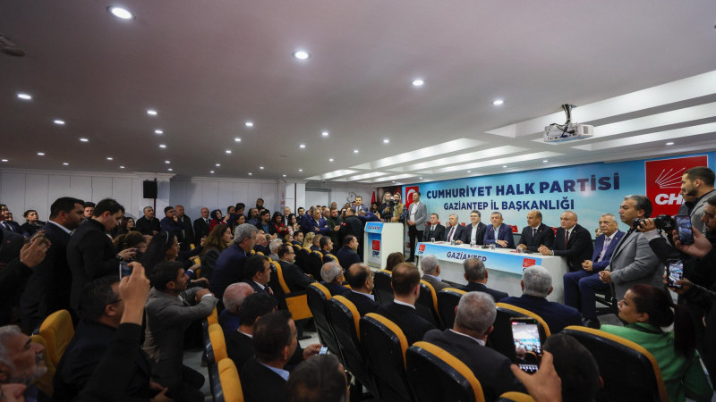 Özgür Özel partililerle buluştu