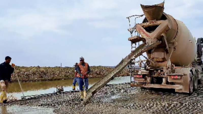 ŞANLIURFA BÜYÜKŞEHİR BELEDİYESİ, SİVEREK’TE BETON YOL ATAĞINI SÜRDÜRÜYOR