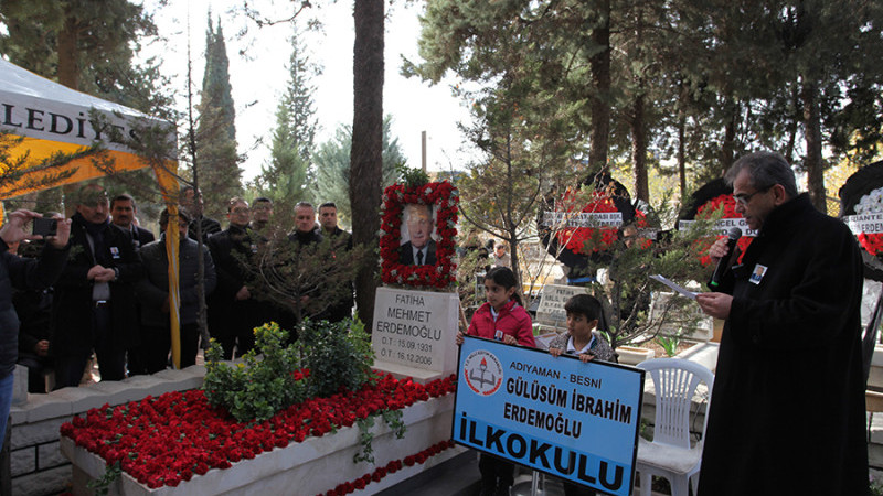 MERHUM MEHMET ERDEMOĞLU MEZARI BAŞINDA ANILDI