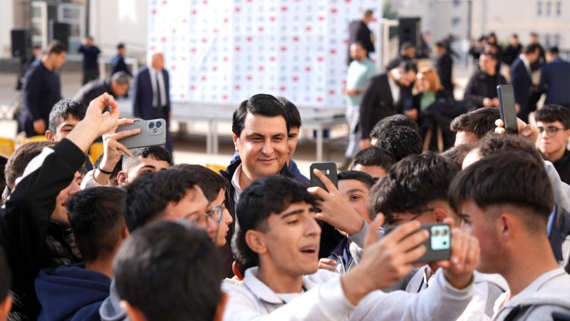 BAŞKAN YILMAZ GENÇLERLE BİR ARADA