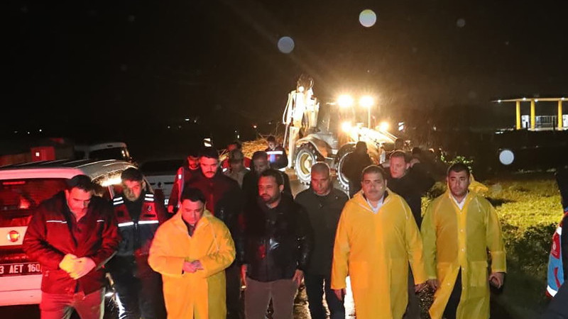 BAŞKAN CANPOLAT VE KAYMAKAM ŞAHİN’DEN GECE SAĞANAK MESAİSİ