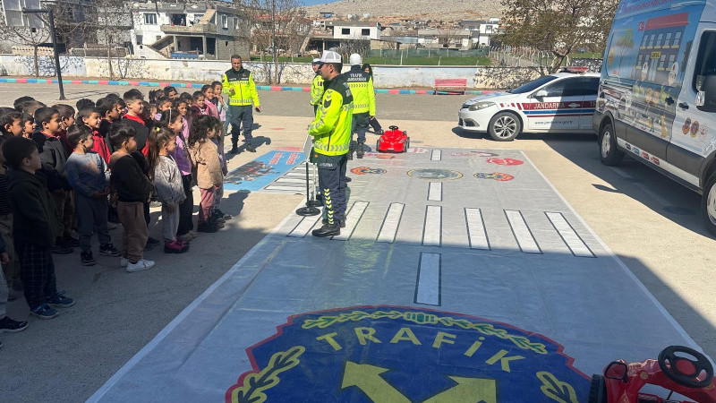 Jandarma mobil trafik eğitim aracı ile öğrenciler trafikte bilinçleniyor