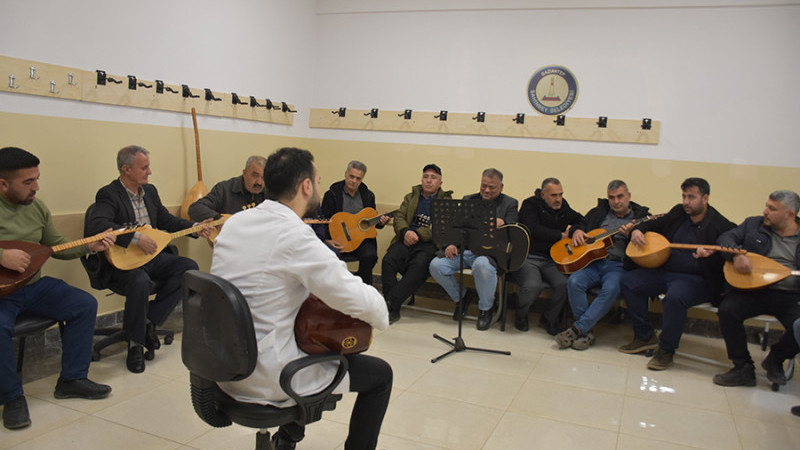 ŞAHİNBEYLİ ÇİFTÇİLER MÜZİK KURSUNDA GİTAR VE BAĞLAMA ÖĞRENİYOR