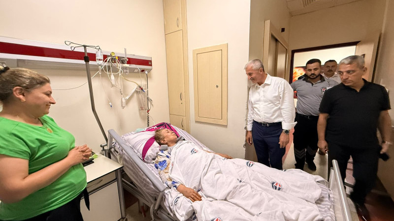 TAHMAZOĞLU’NDAN HASTALARA MORAL, SAĞLIK ÇALIŞANLARINA DESTEK ZİYARETİ