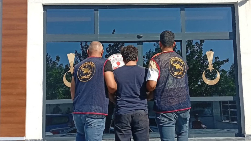 Hırsızlık suçundan aranan firari yakalandı