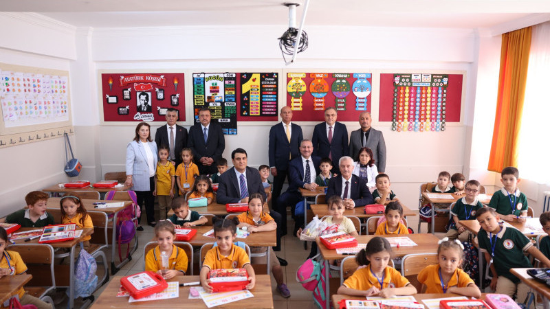 YILMAZ VE GÜL ÇOCUKLARA KIRTASİYE VE BOYAMA SETİ VERDİ