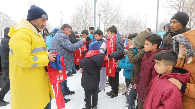 BÜYÜKŞEHİR’DEN ÇOCUKLARA KAR HEDİYESİ