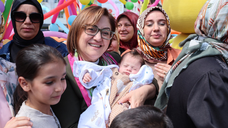 BAŞKAN ŞAHİN ANNE BEBEK FESTİVALİ’NDE AİLELERLE BULUŞTU