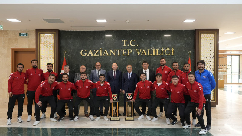 Şampiyonlardan Vali Çeber’e ziyaret