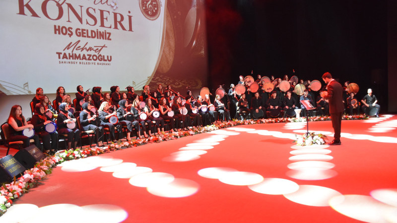 ŞAHİNBEY’İN KADINLARI ANNELER GÜNÜ’NDE SAHNE ALDI