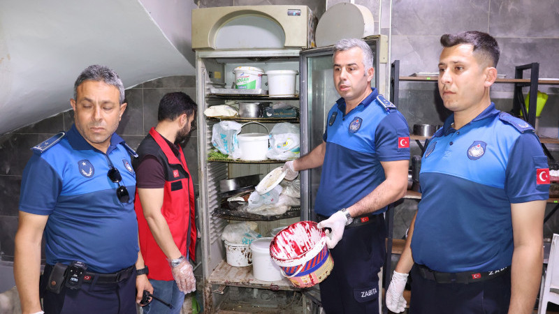 HALİLİYE’DE HİJYEN KURALLARINA UYMAYAN İŞLETME MÜHÜRLENDİ