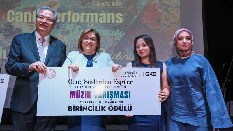SANATLA YÜKSELEN ÖĞRENCİLER ÖDÜLLENDİRİLDİ